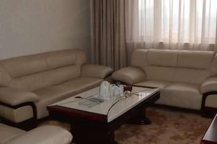 Room 6 of 8