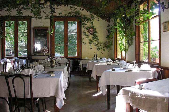 Dining 23 of 32
