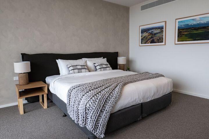 Room 4 of 18