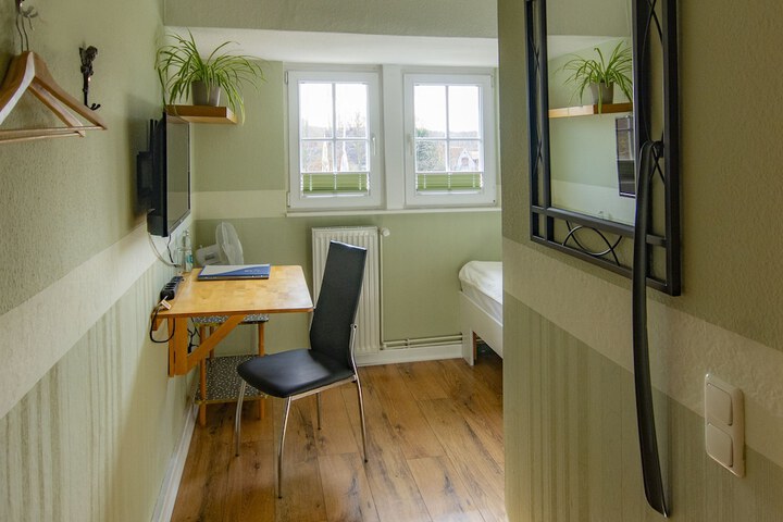 Room 4 of 105