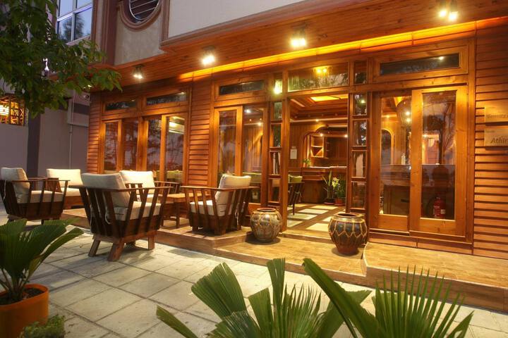 EUREKA SERENITY ATHIRI INN
