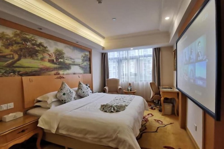 Room 10 of 31