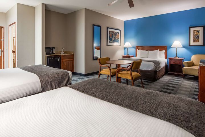 2 Queen Beds Microwave and Refrigerator WiFi Full Breakfast (4 of 7)