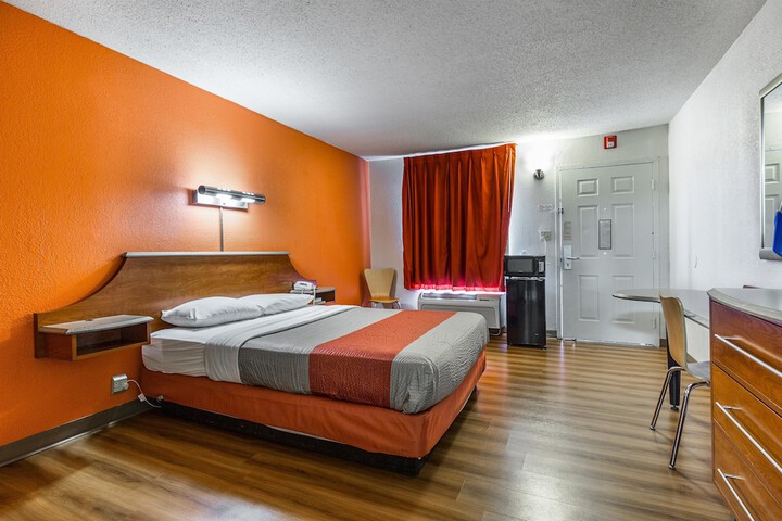 1 Queen Bed (2 of 21)