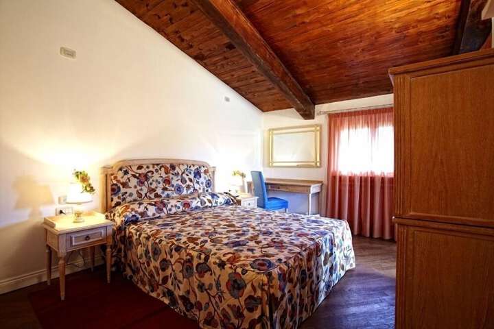 Room 16 of 28