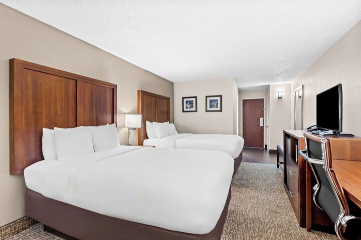 2 Double Beds (4 of 6)