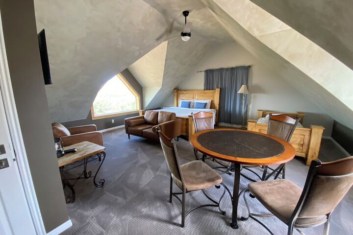 Room 5 of 136