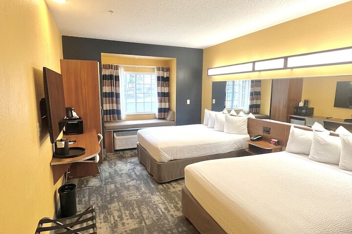 1 Queen Bed (2 of 23)