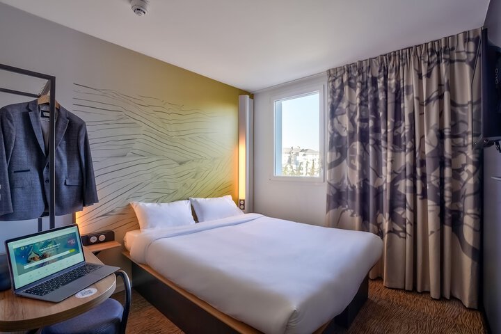 Room 9 of 37