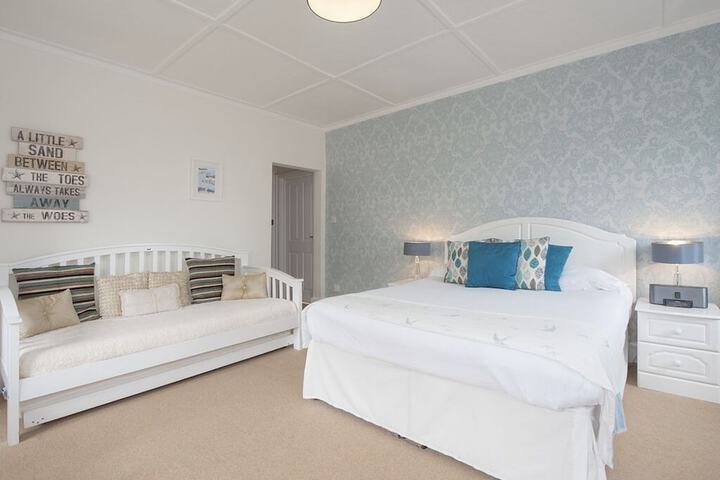Room 6 of 30