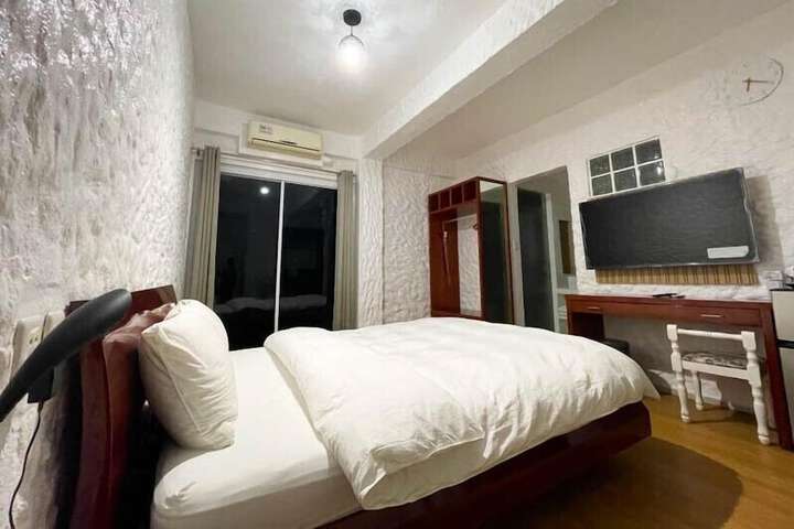 Room 13 of 80