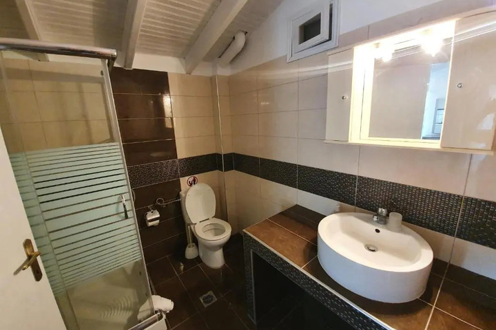 Room 8 of 17