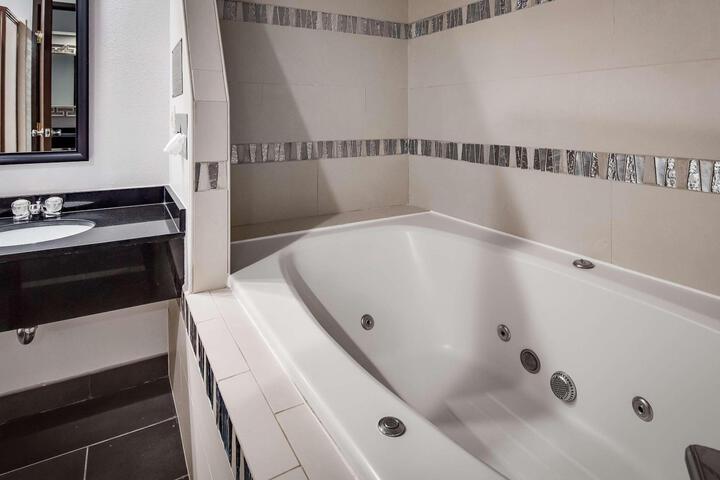 Suite 1 King Bed High Speed Internet Accessible Shower Only Full Breakfast (4 of 25)