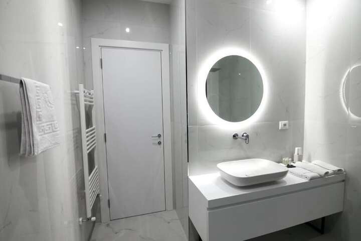 Room 62 of 83