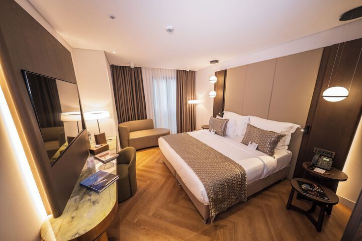 Room 37 of 200