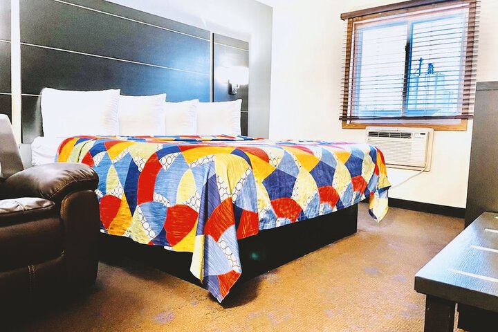 Deluxe King Bed (6 of 12)