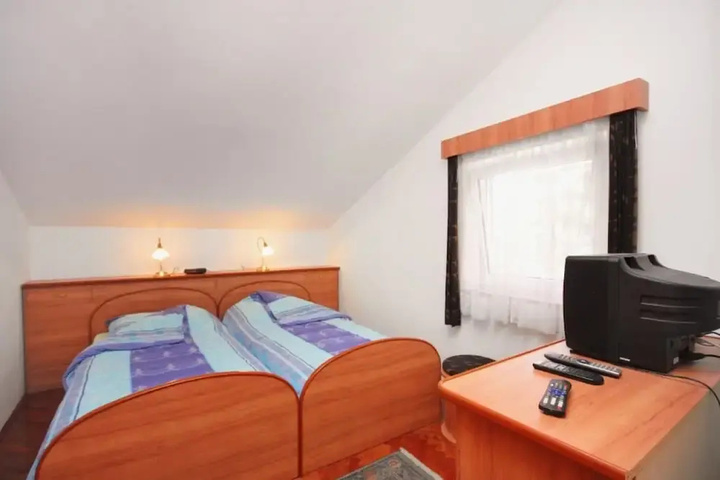 Room 4 of 16