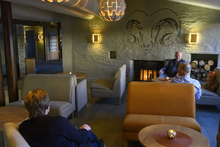 Lounge 49 of 64