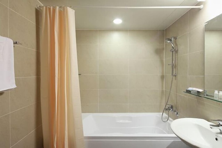Deep soaking bathtub