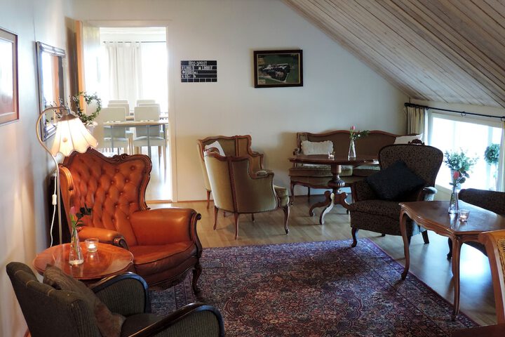 Lobby lounge