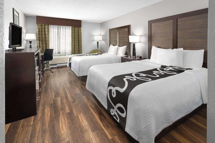 2 Queen Beds (6 of 8)