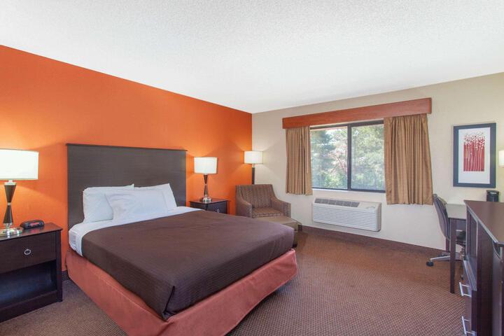 1 Queen Bed Accessible Room (3 of 7)