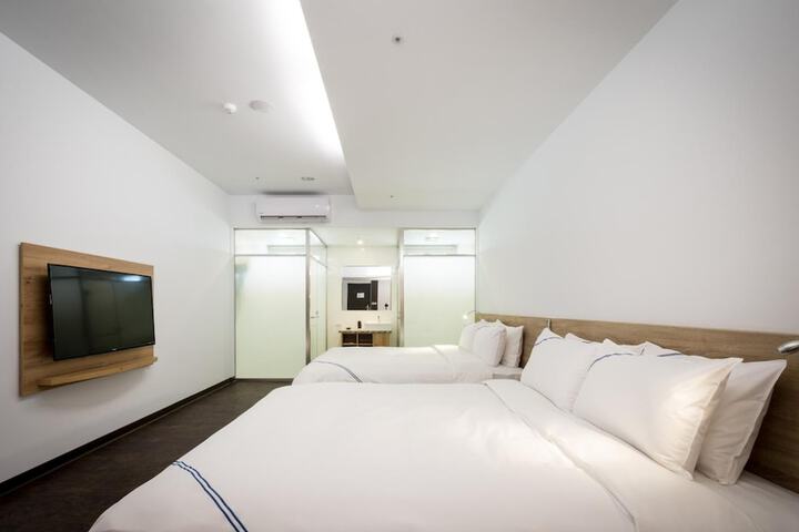 Room 15 of 34