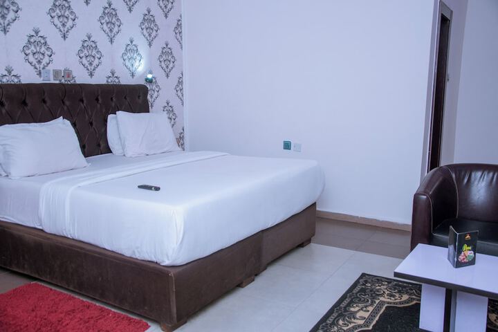 Room 6 of 32