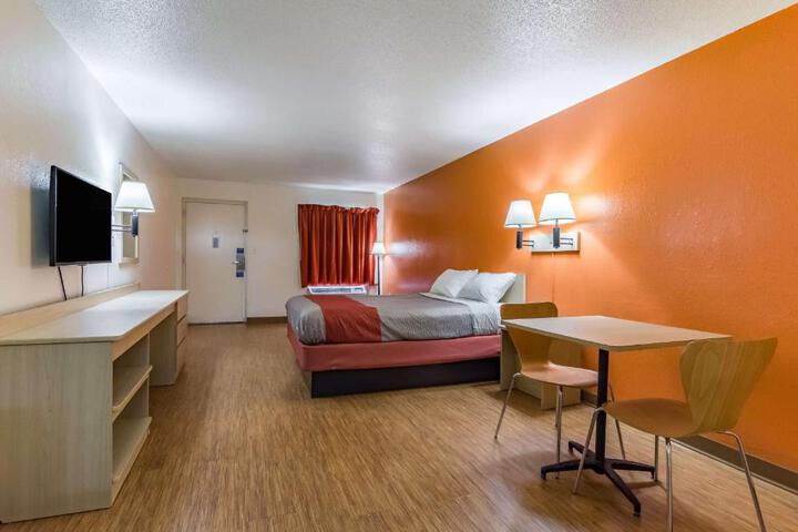 1 Queen Bed (12 of 13)