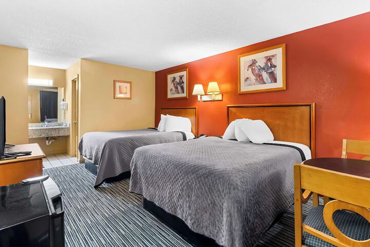 Standard Room, King or Two Doubles (5 of 10)