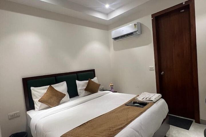 Room 5 of 11