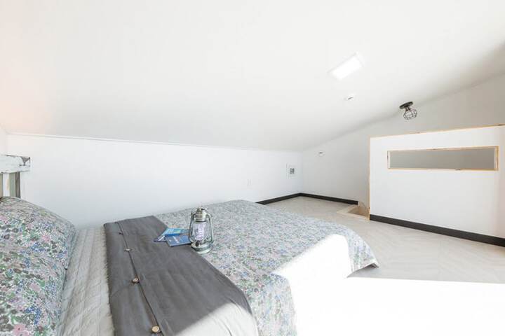 Room 11 of 32
