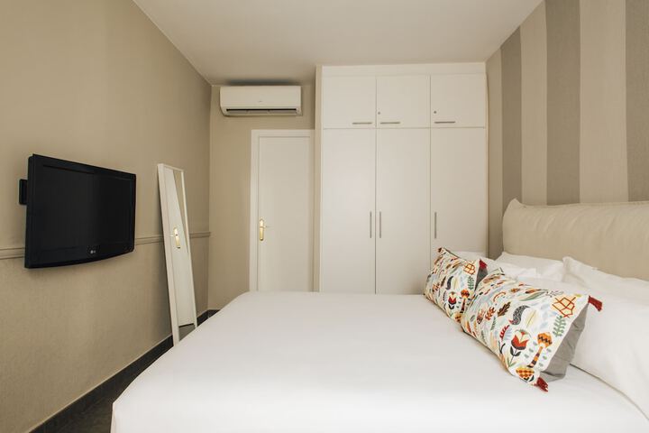 Room 11 of 32