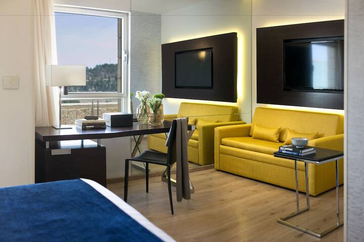 Room 31 of 106