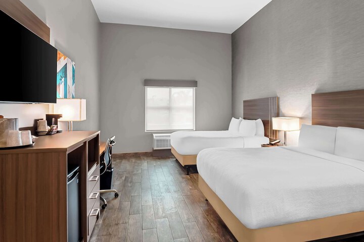2 Queen Accessible Comm Assist Bathtub Microwave, Refrigerator WiFi Continental Breakfast (6 of 14)