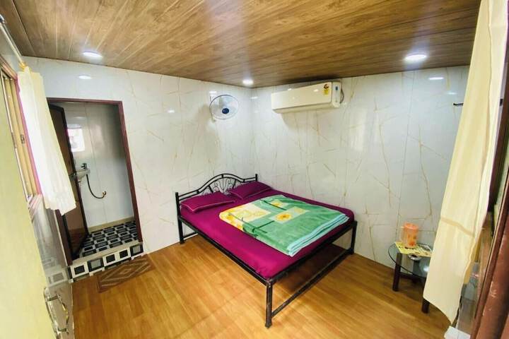 Room 9 of 32