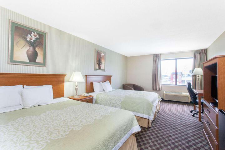 1 Queen Bed (7 of 8)