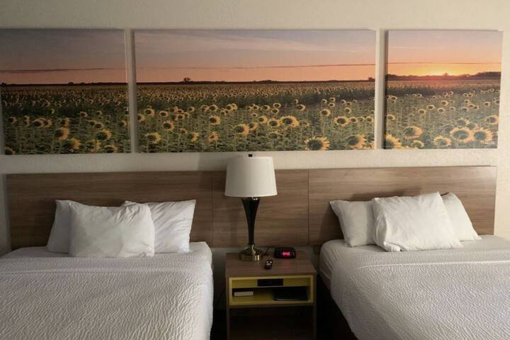 2 Queen Beds (8 of 10)
