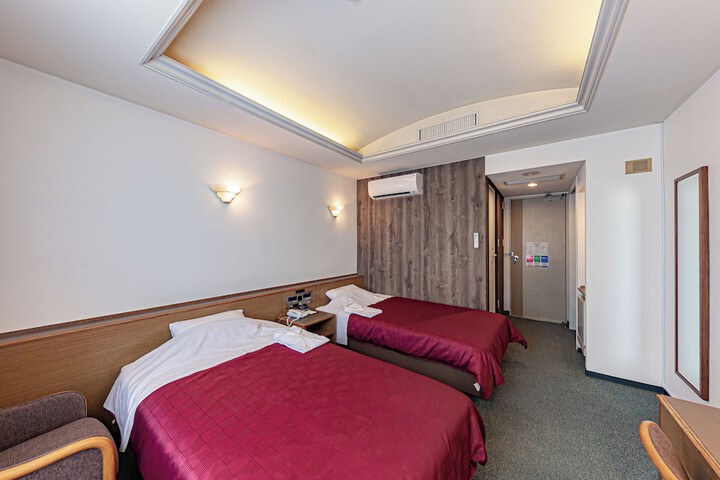 Room 28 of 106