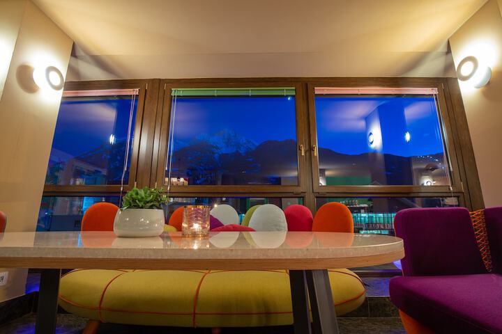 Lounge 88 of 153