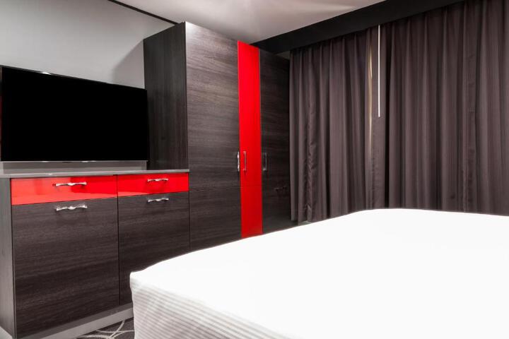 Deluxe Single Queen Bed (8 of 15)