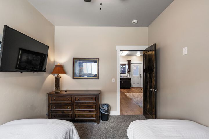 Room 12 of 37