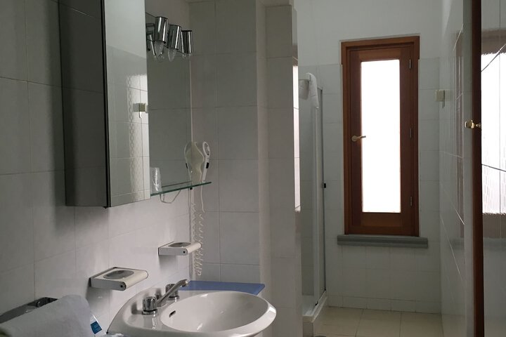 Room 6 of 28