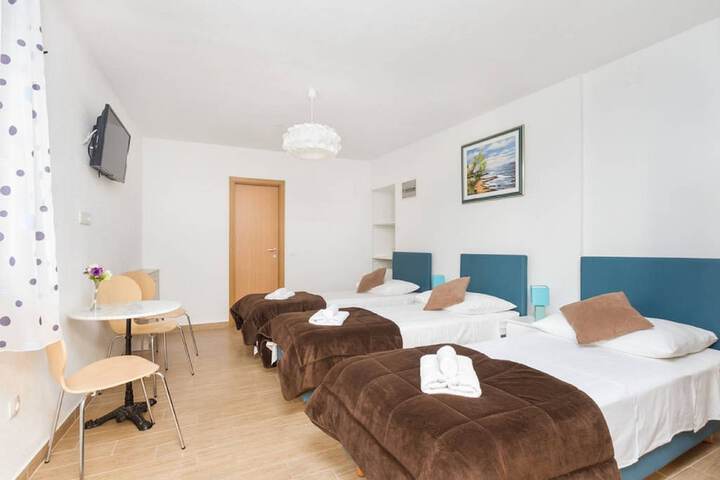 Room 3 of 80