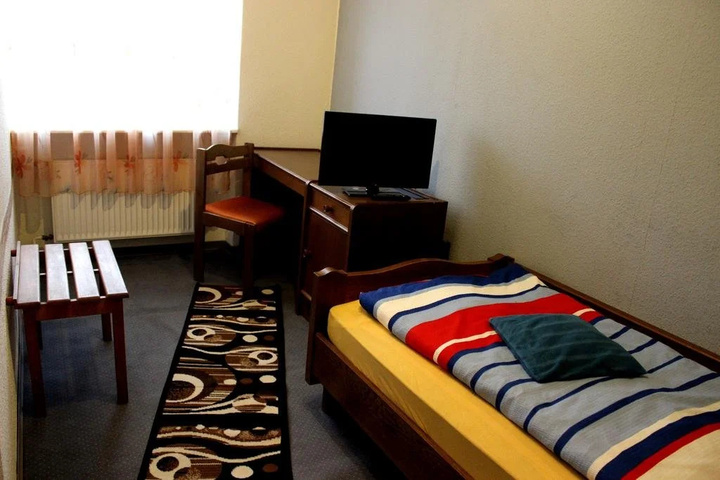 Room 4 of 18