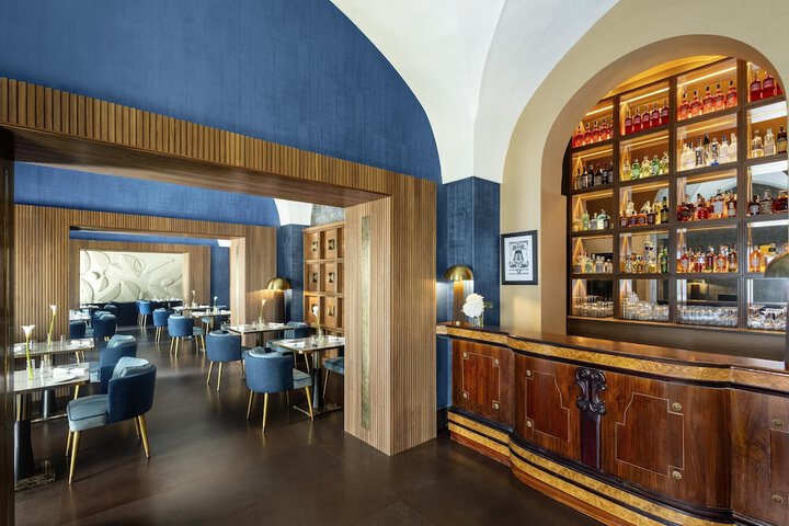 Lounge 70 of 72