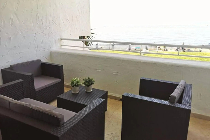 Amazing 3bedroom flat with seafront views & pool by SharingCo