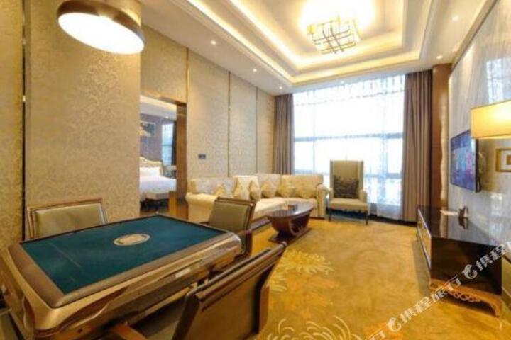 Wuchuan Wanhe Holiday Hotel (Haigang Avenue Wanhe City)