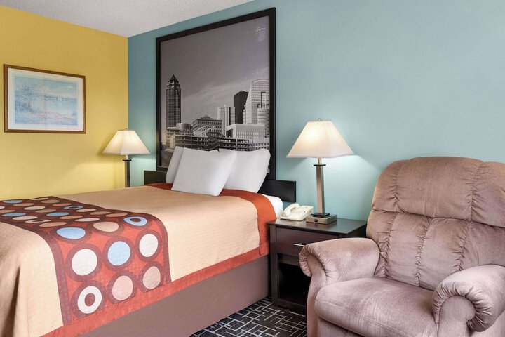 1 Queen Bed (4 of 19)