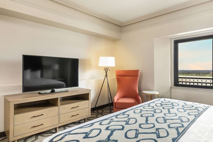 Executive Suite King Bed Accessible (2 of 22)